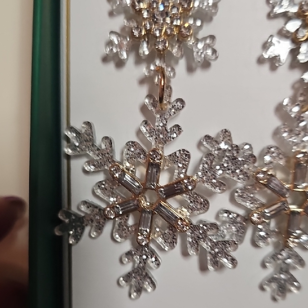 Piper K NWT Silver Snowflake Earrings - Picture 5 of 7